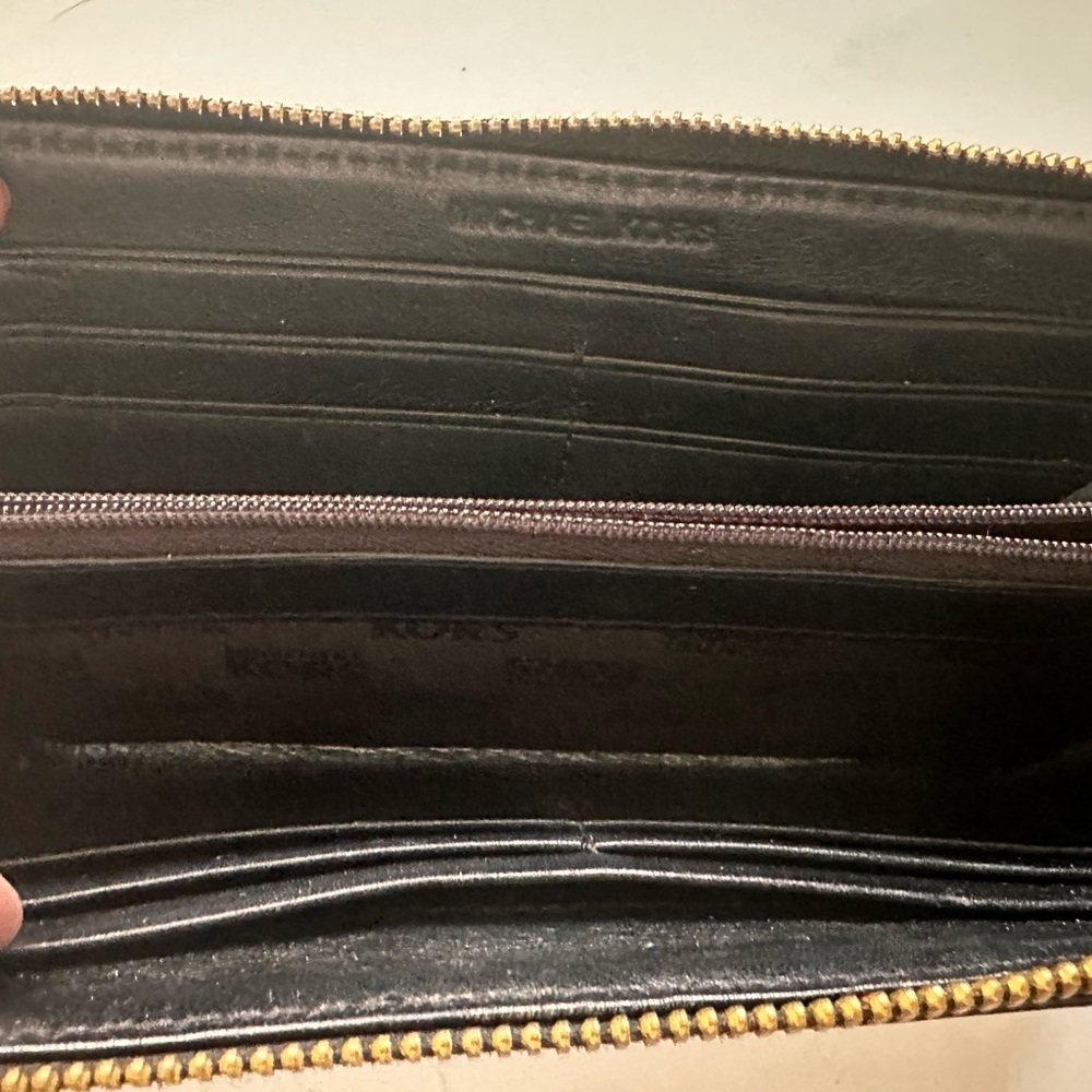 Michael Kors East West Signature Wallet - Picture 7 of 11